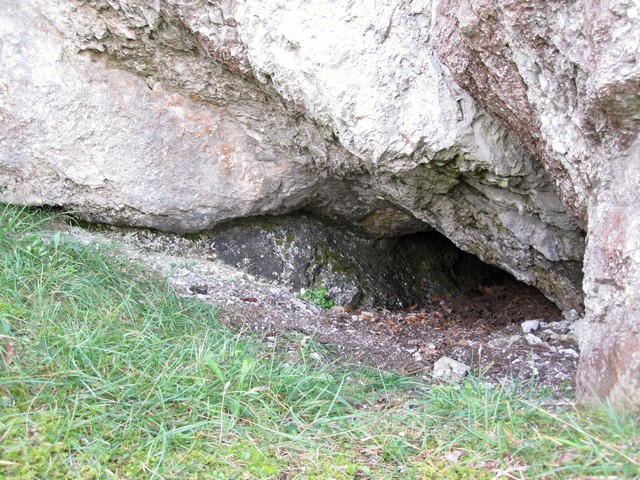 Medvědí brloh pod skalou. Foto: Michal Kalaš